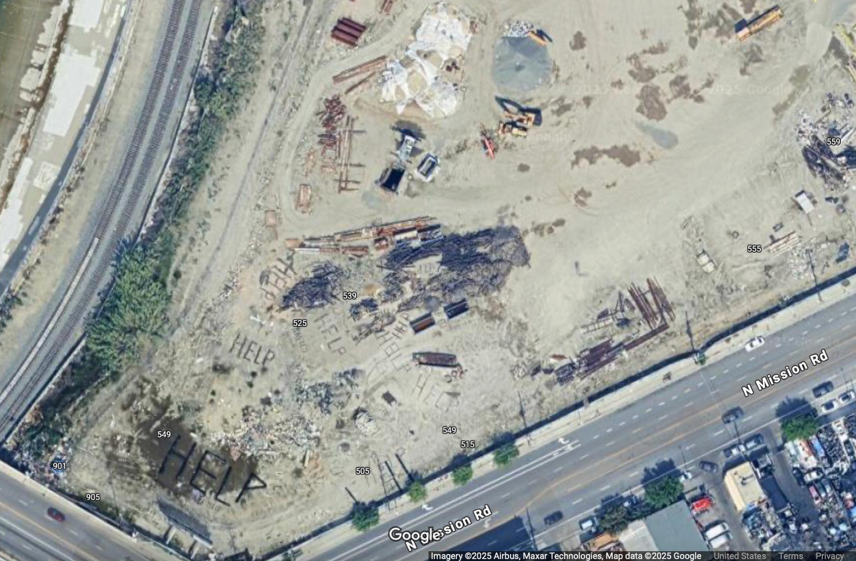 Poruke koje čitaju 'pomoć' i 'trafico' u dvorištu La Rail primijećene na Google Maps uzrokuju buzz na društvenim mrežama